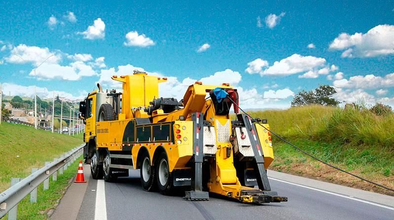 Caminhão guincho pesado atendendo ocorrência na rodovia de acesso a Bertioga